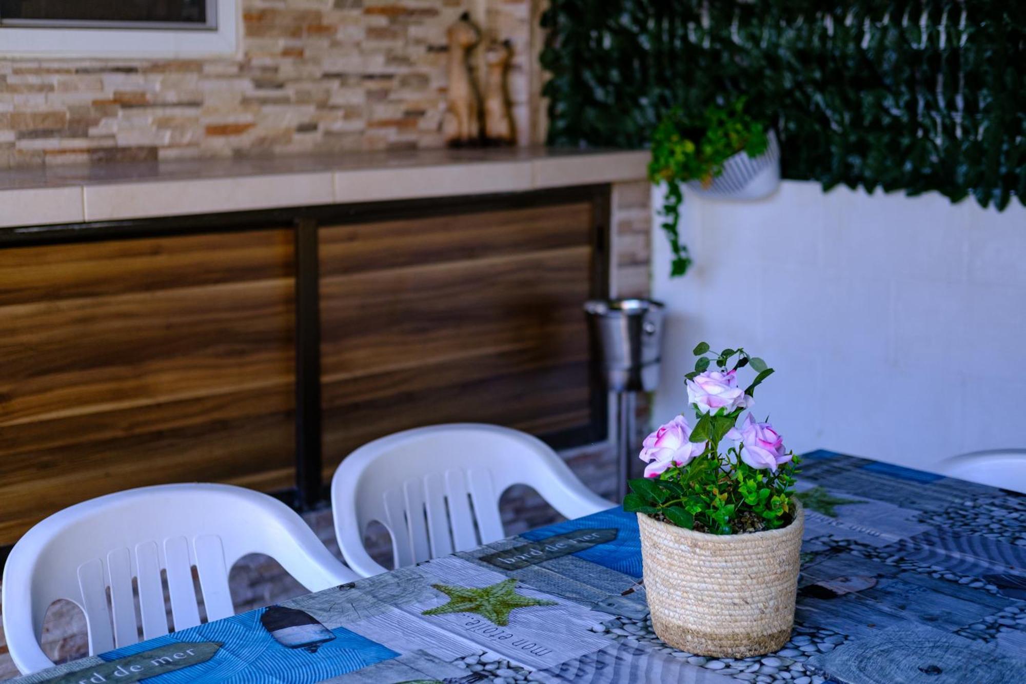 Demetris Apartment Meneou Bagian luar foto