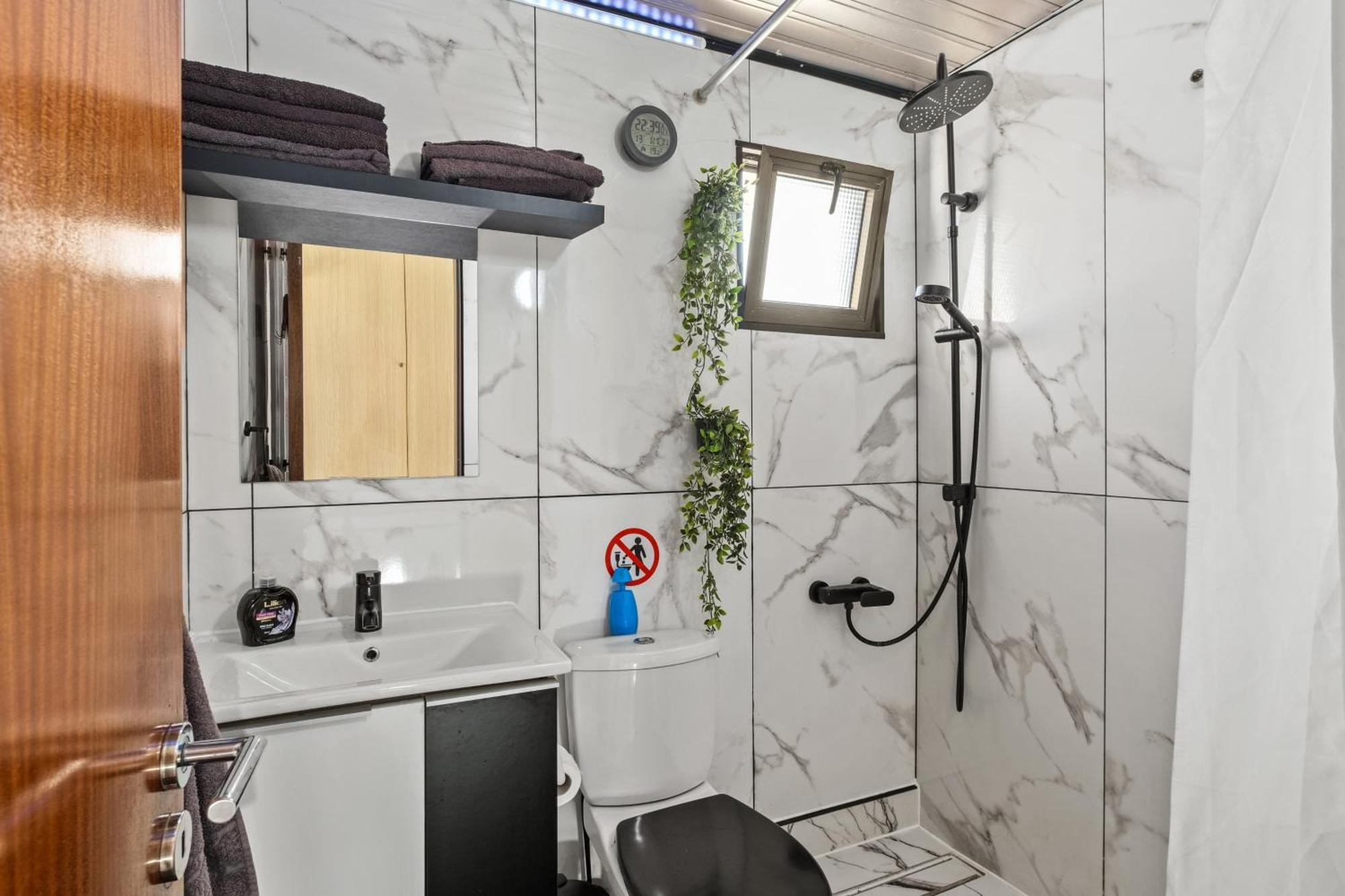 Demetris Apartment Meneou Bagian luar foto